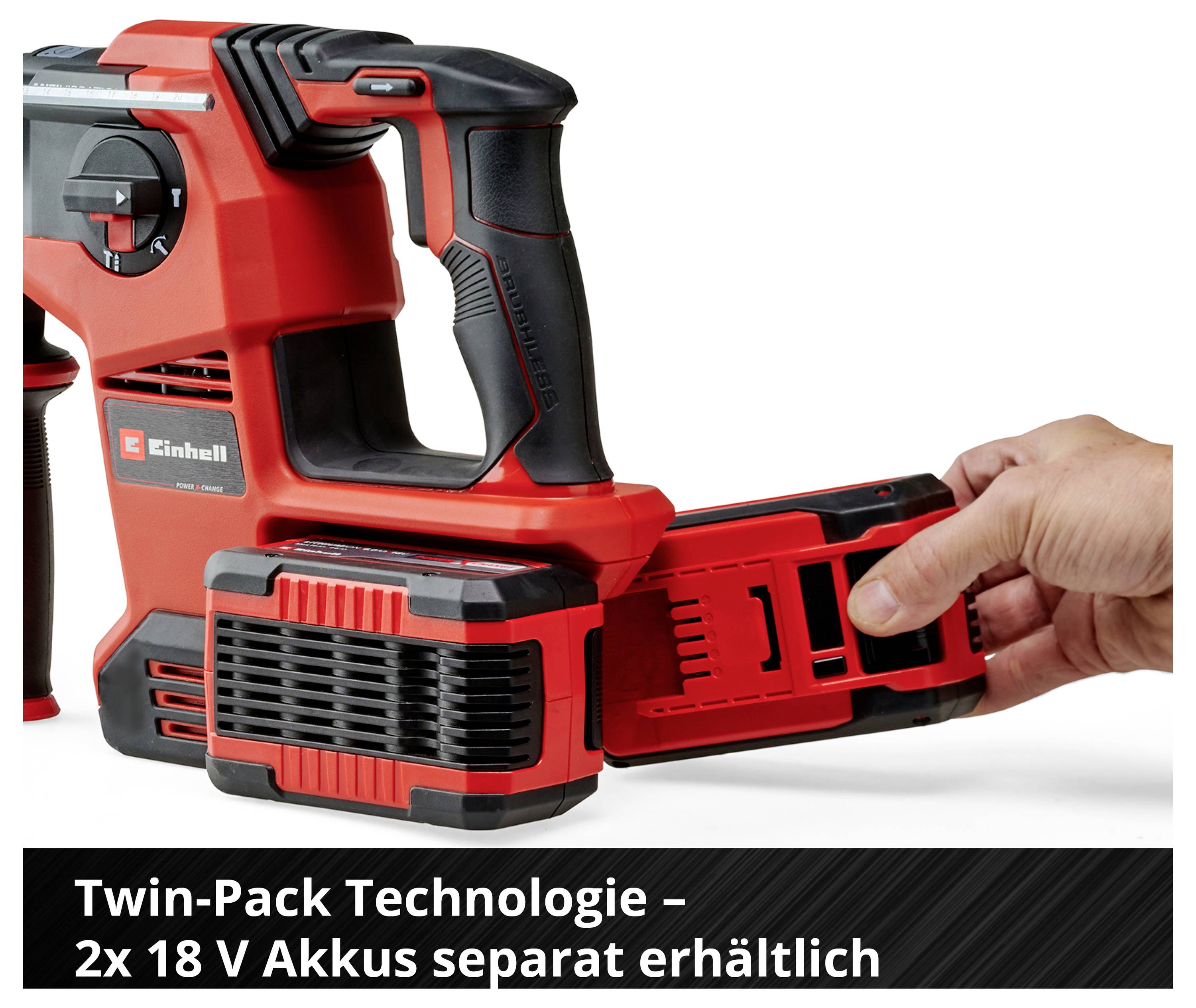 Červený vysavač se systémem dvou baterií. Text: 'Technologie Twin-Pack – 2x 18V baterie k dostání samostatně'. Ruka vyjímá baterii.