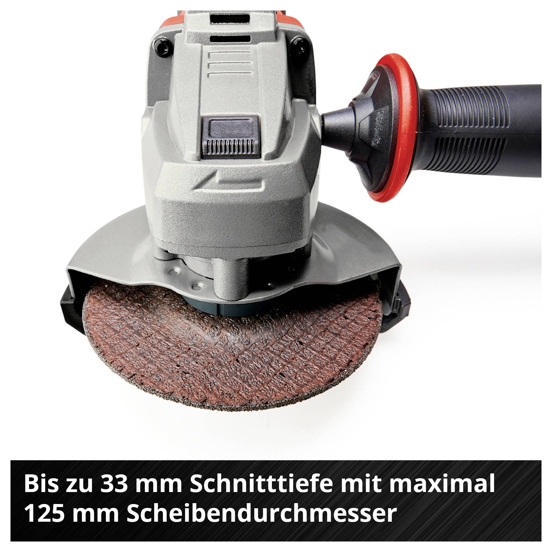 Úhlová bruska s červeným držadlem. Text na obrázku: 'Až 33 mm hloubky řezu s maximálním průměrem kotouče 125 mm'.