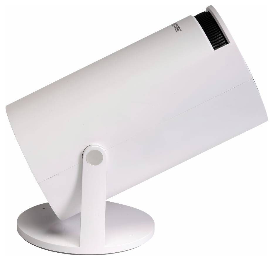 Elegantní, moderní bílý stolní ventilátor s válcovitým designem, umístěný na kulatém podstavci, mírně naklopený nahoru pro přímý proud vzduchu.