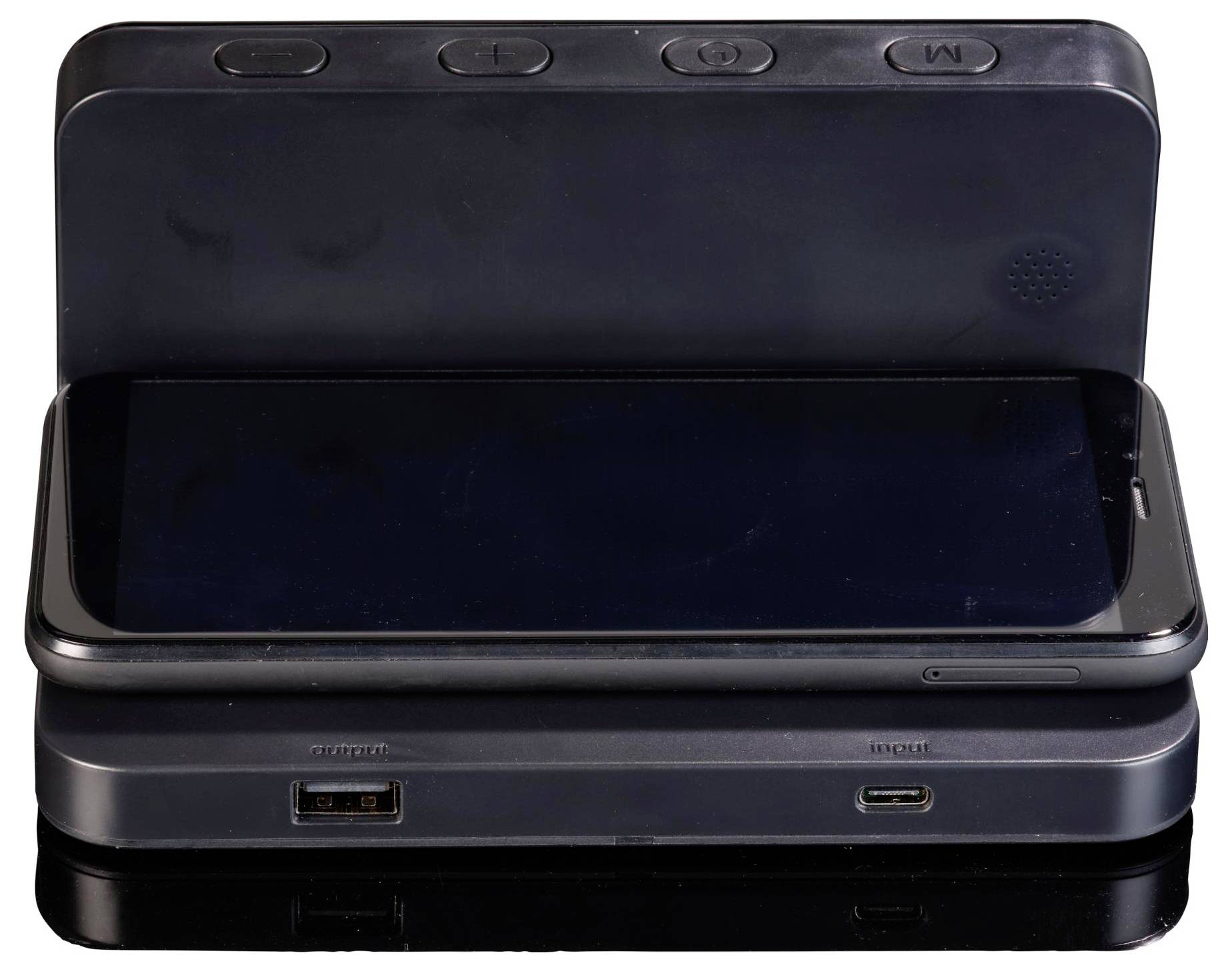 Horizontální nabíjecí dok drží smartphone. Dok má na přední straně USB a USB-C porty.