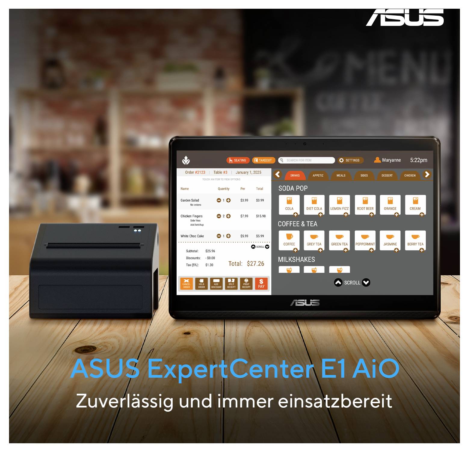 Displej ASUS ExpertCenter E1 AiO zobrazuje digitální menu s možnostmi nápojů a cenami, umístěný vedle malé černé tiskárny na dřevěném pultu.