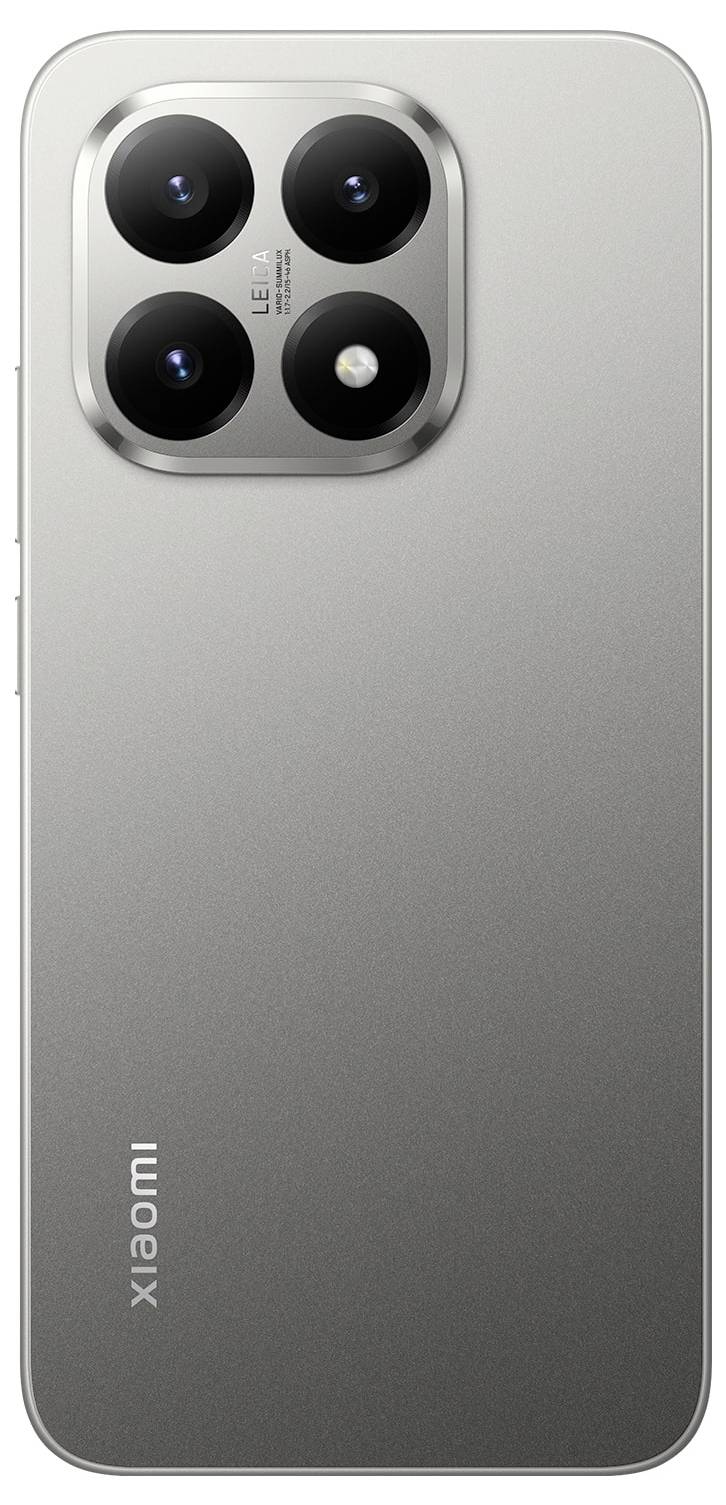 Stříbrný smartphone s obdélníkovým trojitým fotomodulkem na zadní straně a logem 'xiaomi' v levém dolním rohu.