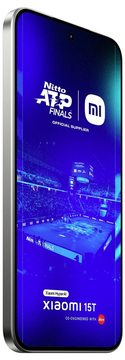 Smartphone zobrazující reklamu na Xiaomi jako oficiálního dodavatele Nitto ATP Finals, s výjevem modré tenisové kurty.