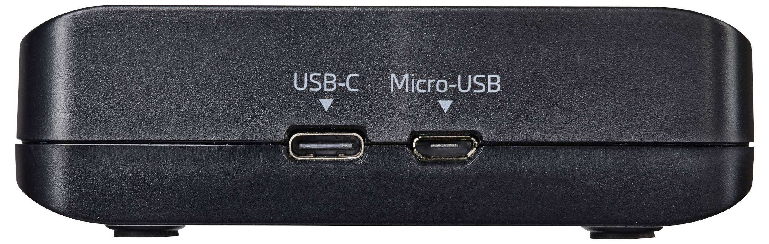 Černé elektronické zařízení se svorkami USB-C a Micro-USB na straně, označené odpovídajícím způsobem se šipkami ukazujícími na každý port.