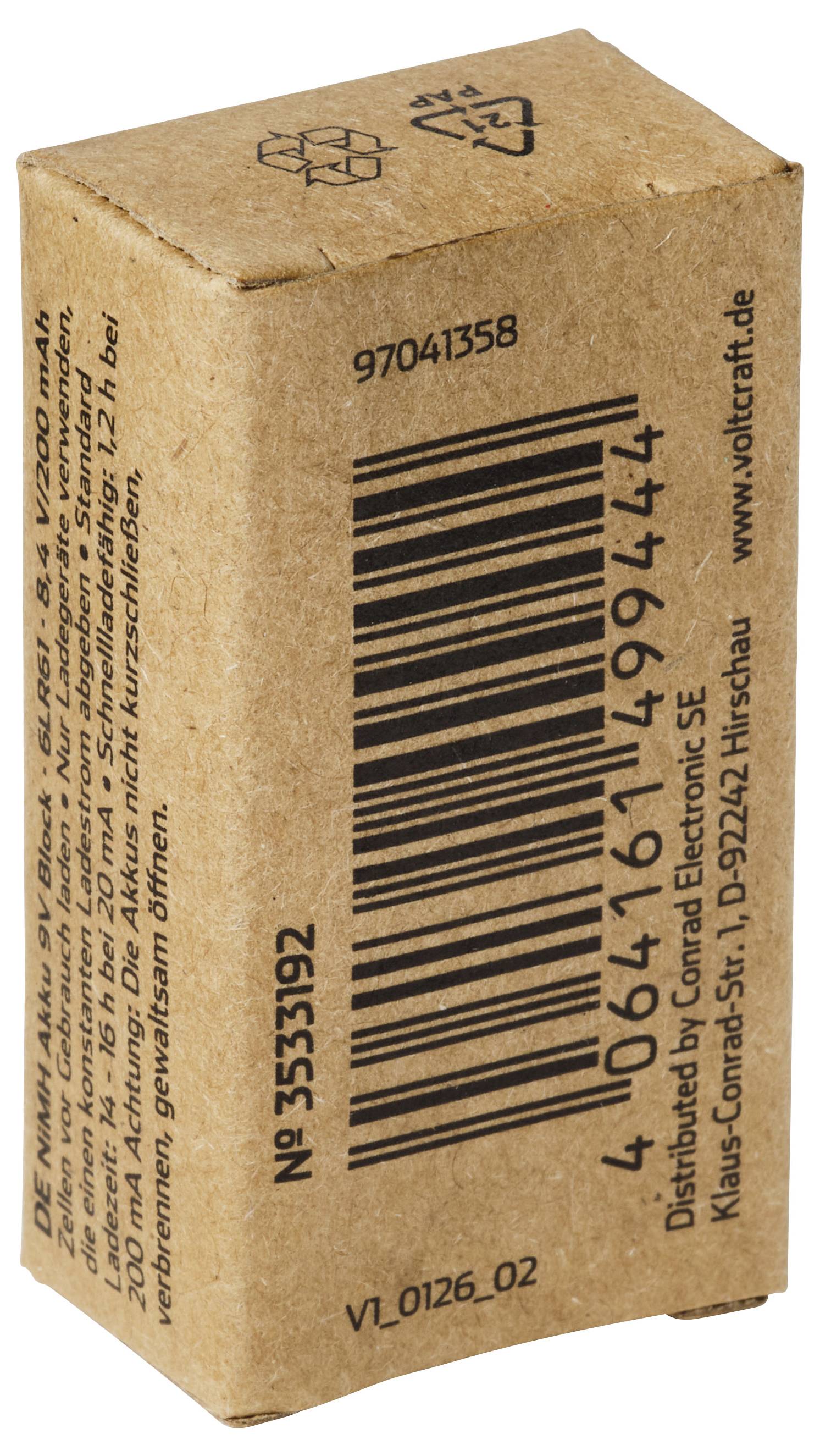 Malá hnědá lepenková krabice s vytištěným čárovým kódem, číslem produktu, symboly recyklace a vertikálním německým textem.