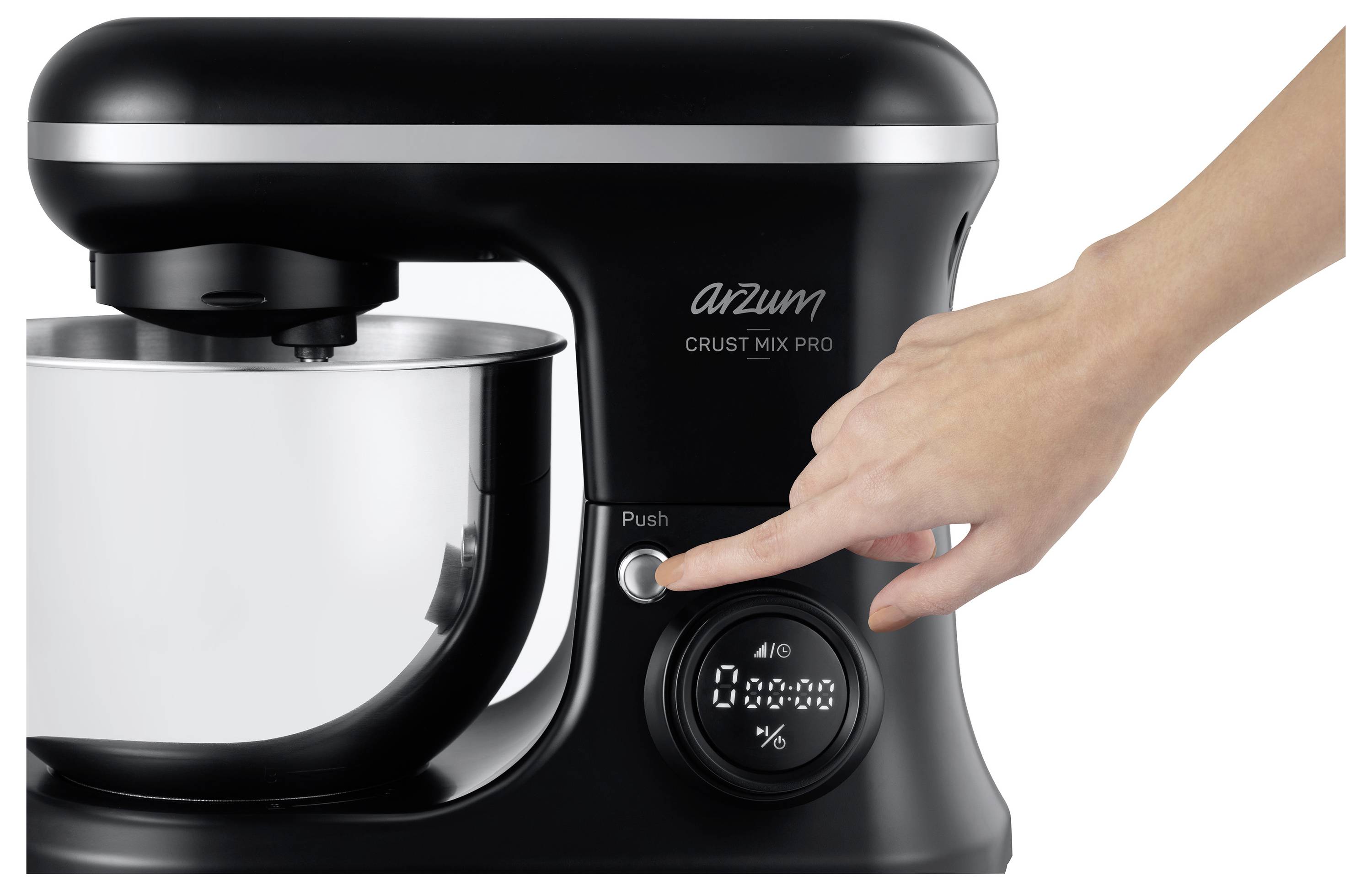 Ruka stiskne tlačítko na černém stojanové mixéru Arzum Crust Mix Pro, který se tím zapne. Mixér má kovovou mísu a digitální displej.