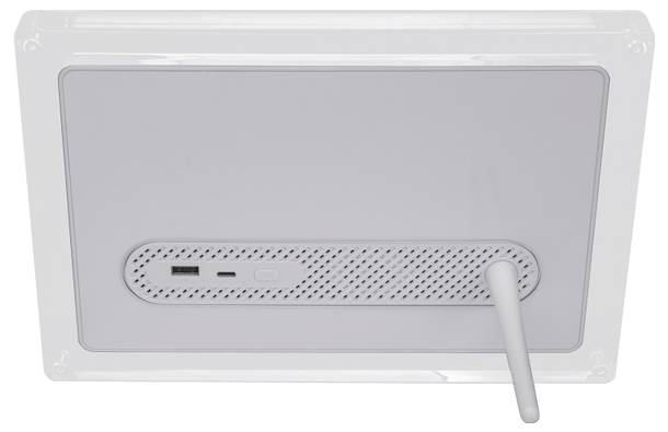 Zadní pohled na bílé panelové zařízení s větracími otvory, USB portem a anténou na pravé straně.