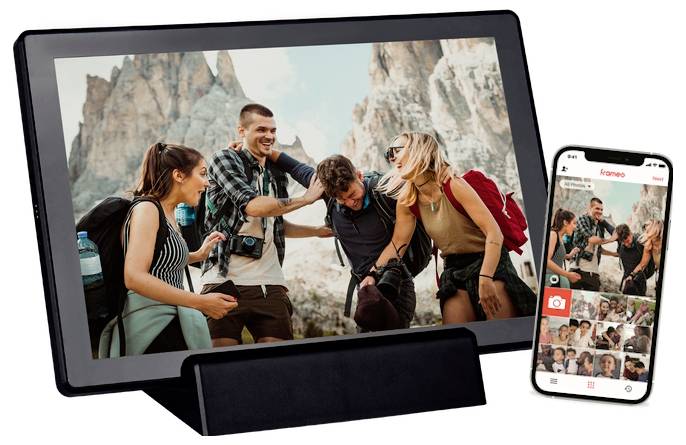 Skupina usmívajících se lidí venku s batohy je zobrazena na digitálním fotorámu vedle smartphonu, který ukazuje stejný obraz.