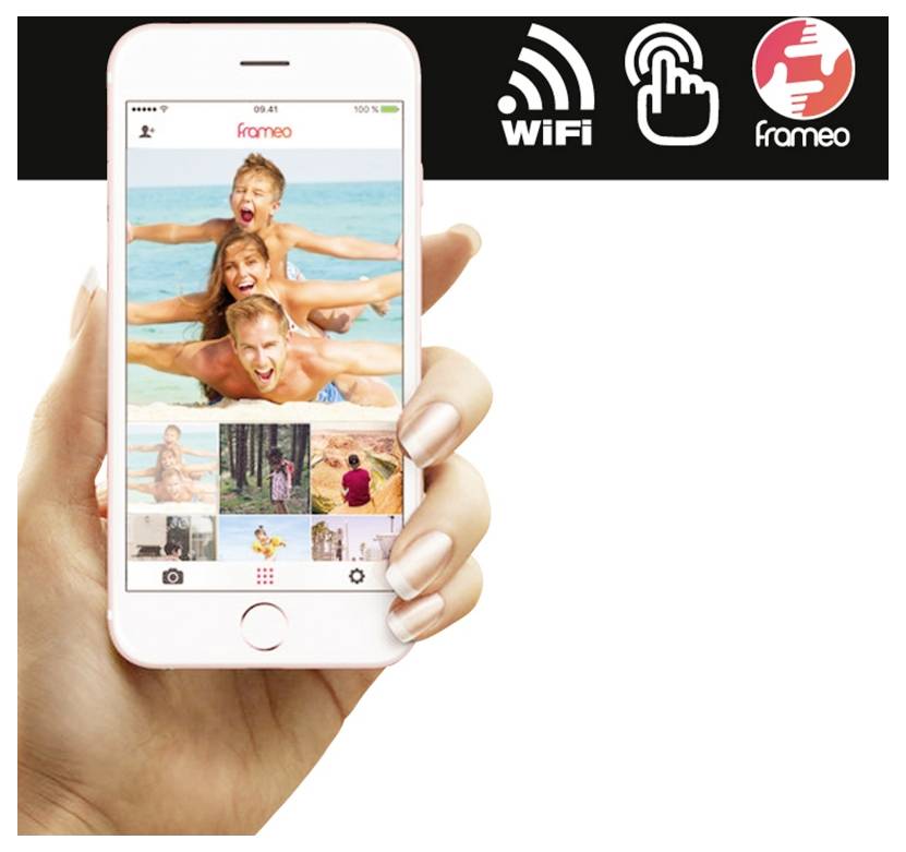 Ruka drží smartphone zobrazující rodinné fotografie. Ikony nahoře ukazují připojení WiFi, dotykovou interakci a logo aplikace Frameo.