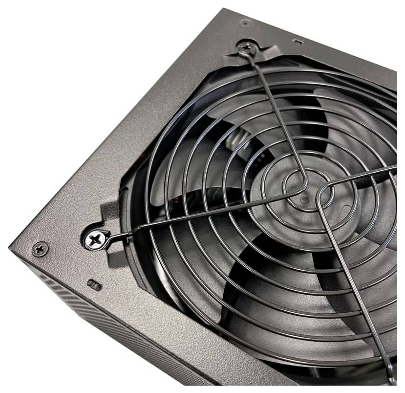 Detailní záběr černého napájecího zdroje počítače s chladicím ventilátorem, zakrytý kovovým roštem.