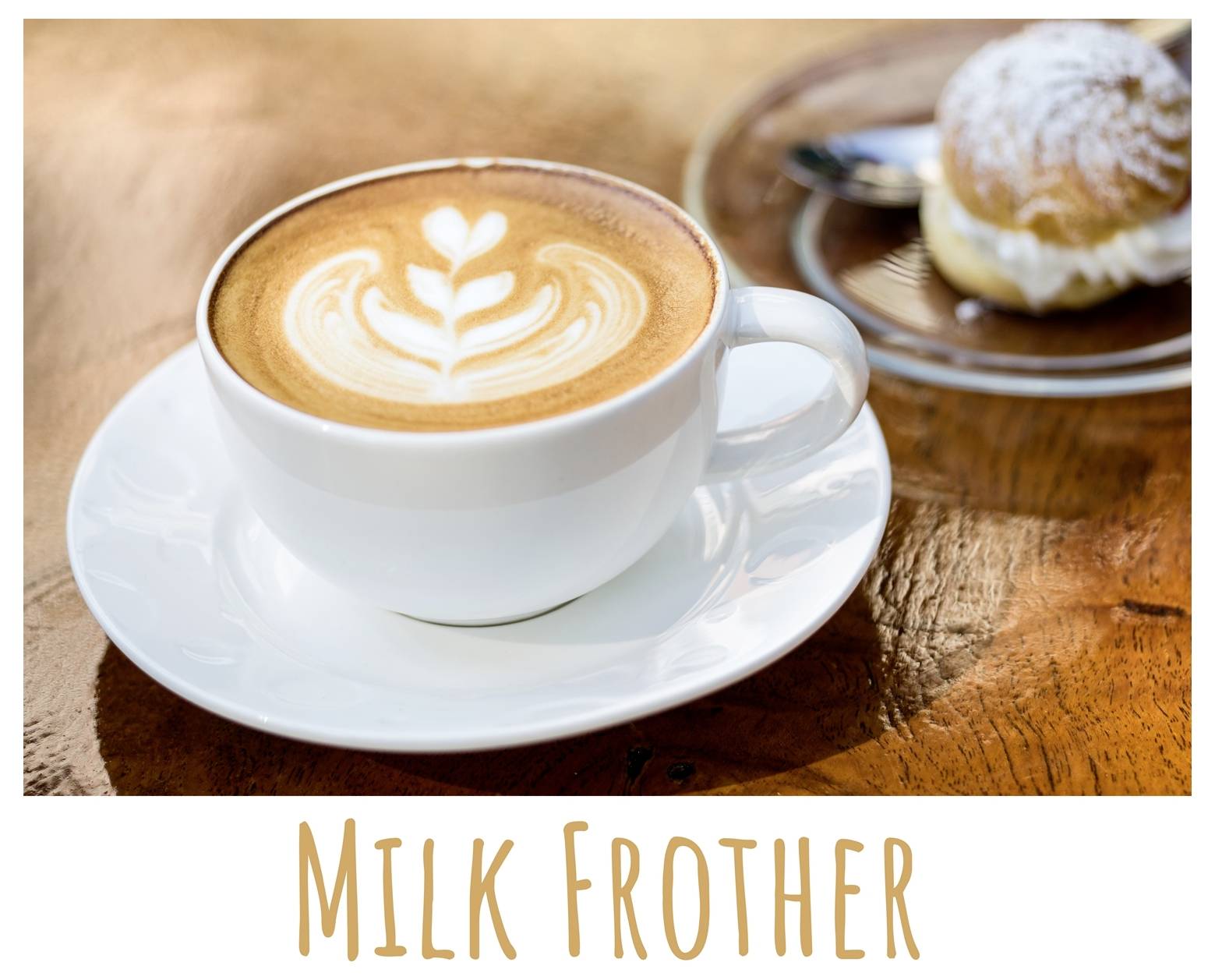Šálek cappuccina se srdíčkovým latte art na podšálku, doprovázený krémovým pečivem na dřevěném stole. Text říká 'Mléčný napěňovač'.