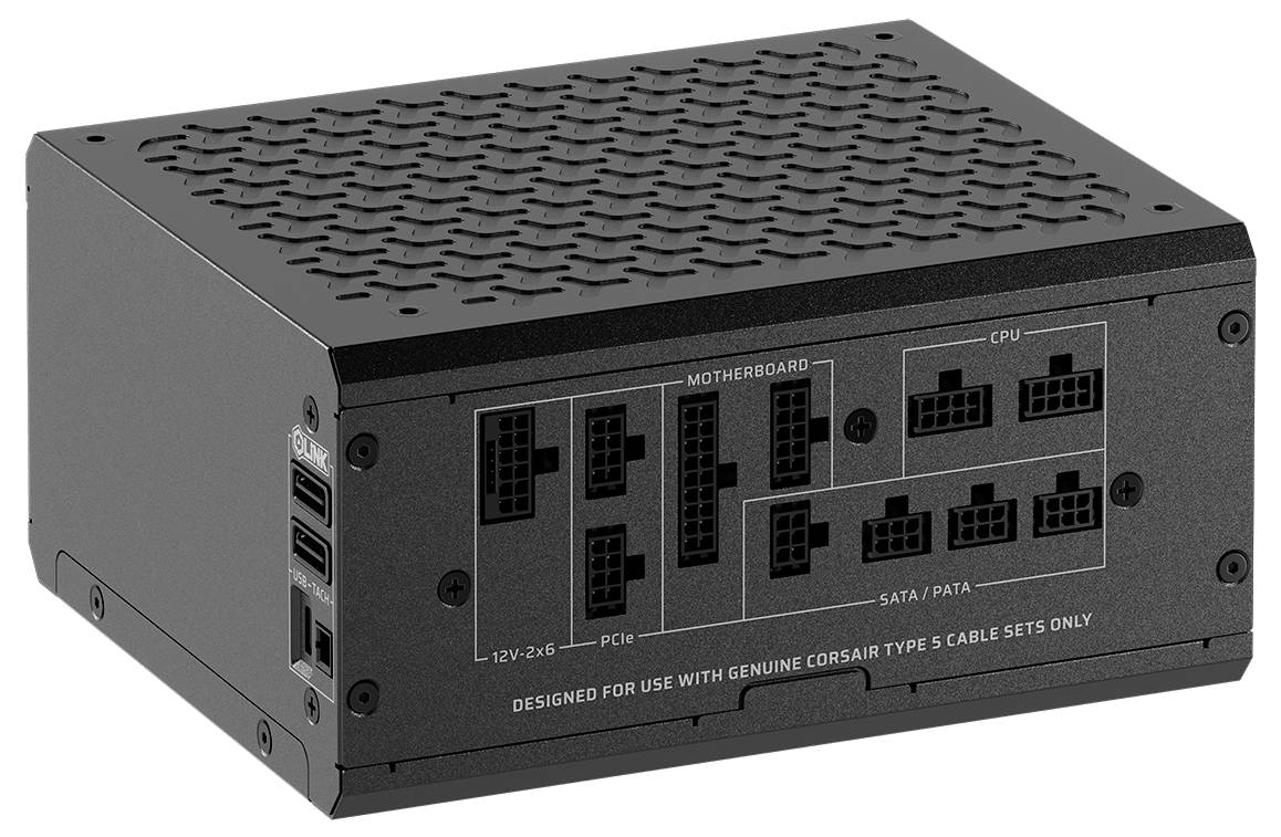 Modulární napájecí zdroj Corsair s označenými porty pro základní desku, CPU, PCIe a SATA/PATA připojení. Větraný horní kryt pro cirkulaci vzduchu.