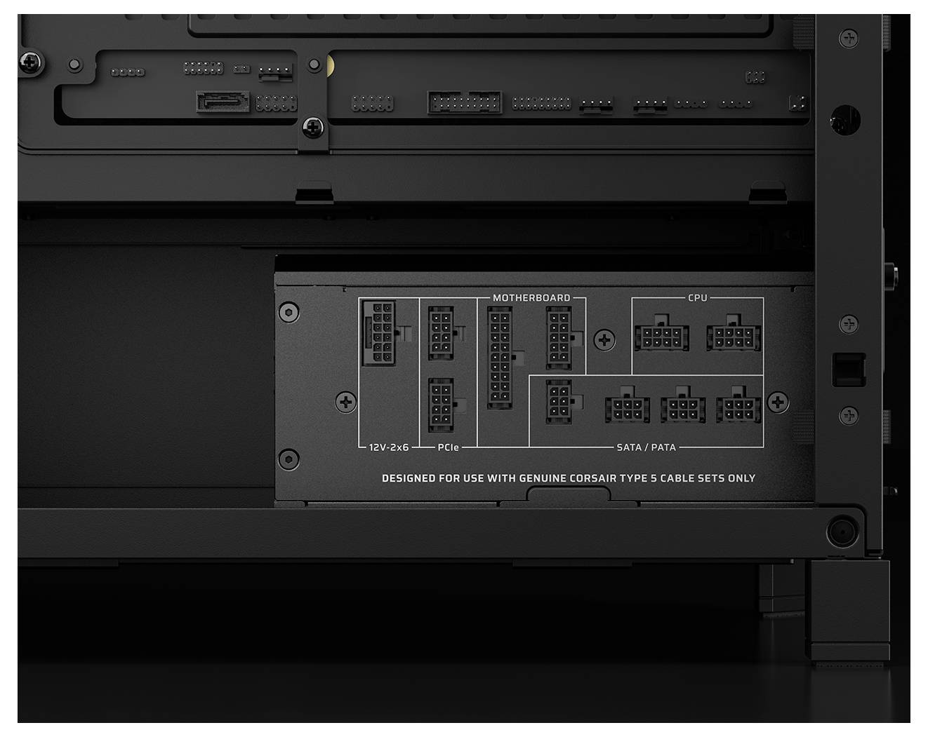 Napájecí zdroj s označenými porty pro 'Základní desku', 'Procesor', 'PCIe' a 'SATA/PATA'. Text zní 'Určeno pro použití pouze s originálními kabelovými sadami Corsair typ 5'.