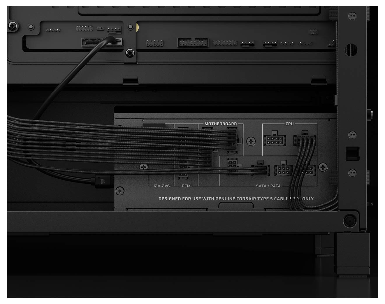 Počítačový napájecí zdroj s více označenými přípojkami pro 'Základní desku', 'CPU', 'PCIe' a 'SATA/PATA', s připojenými kabely.