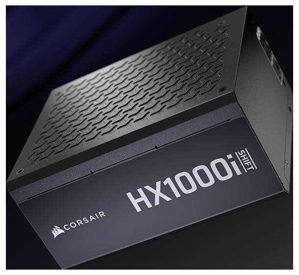 Napájecí zdroj 'Corsair HX1000i Shift' v úhlovém pohledu, zobrazující jeho texturovaný povrch a štítek, na tmavém pozadí.