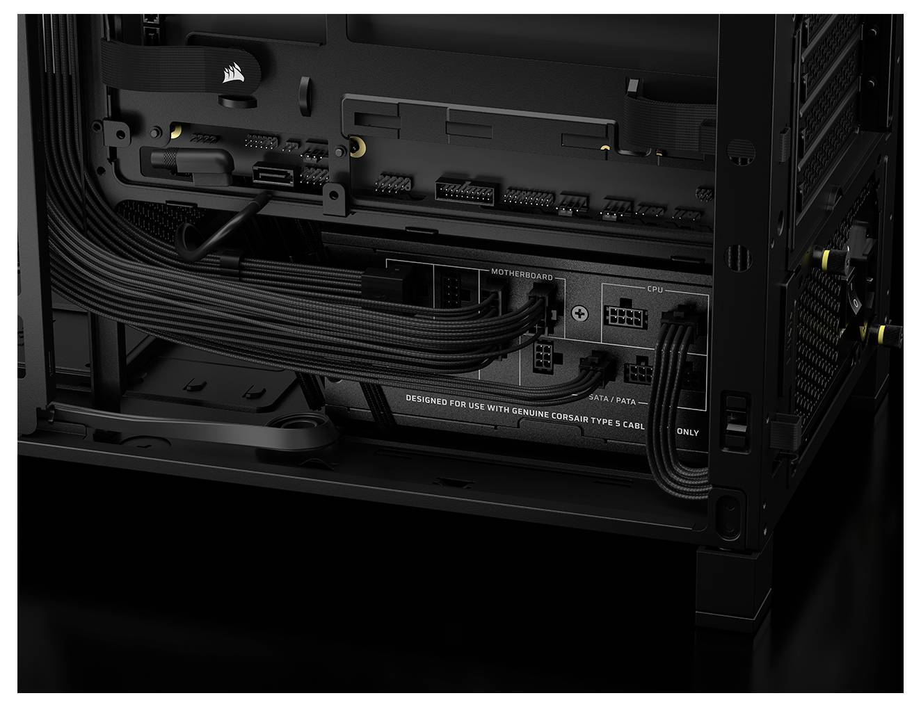 Zadní panel a připojení kabelů uvnitř počítačové skříně, s viditelnými porty napájení základní desky a procesoru, navržené pro kabely Corsair Type 5.