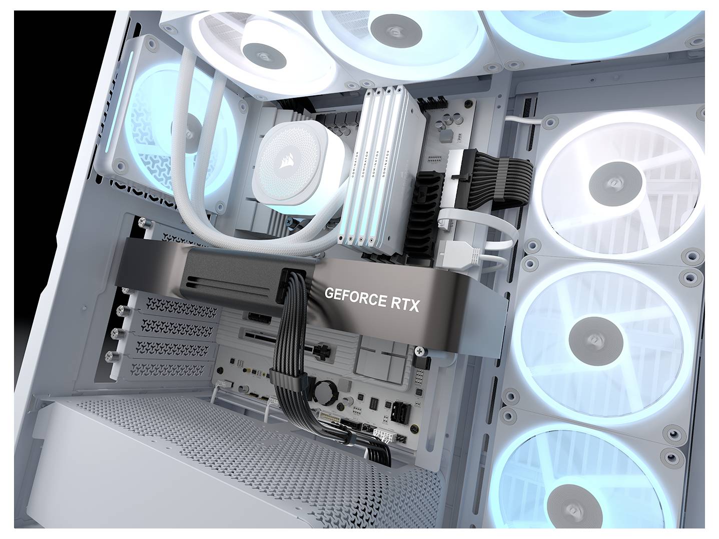 Vnitřek počítačové skříně zobrazující grafickou kartu 'GEFORCE RTX' a chladicí ventilátory s modrým LED osvětlením, pečlivě uspořádané kabely a bílý barevný motiv.