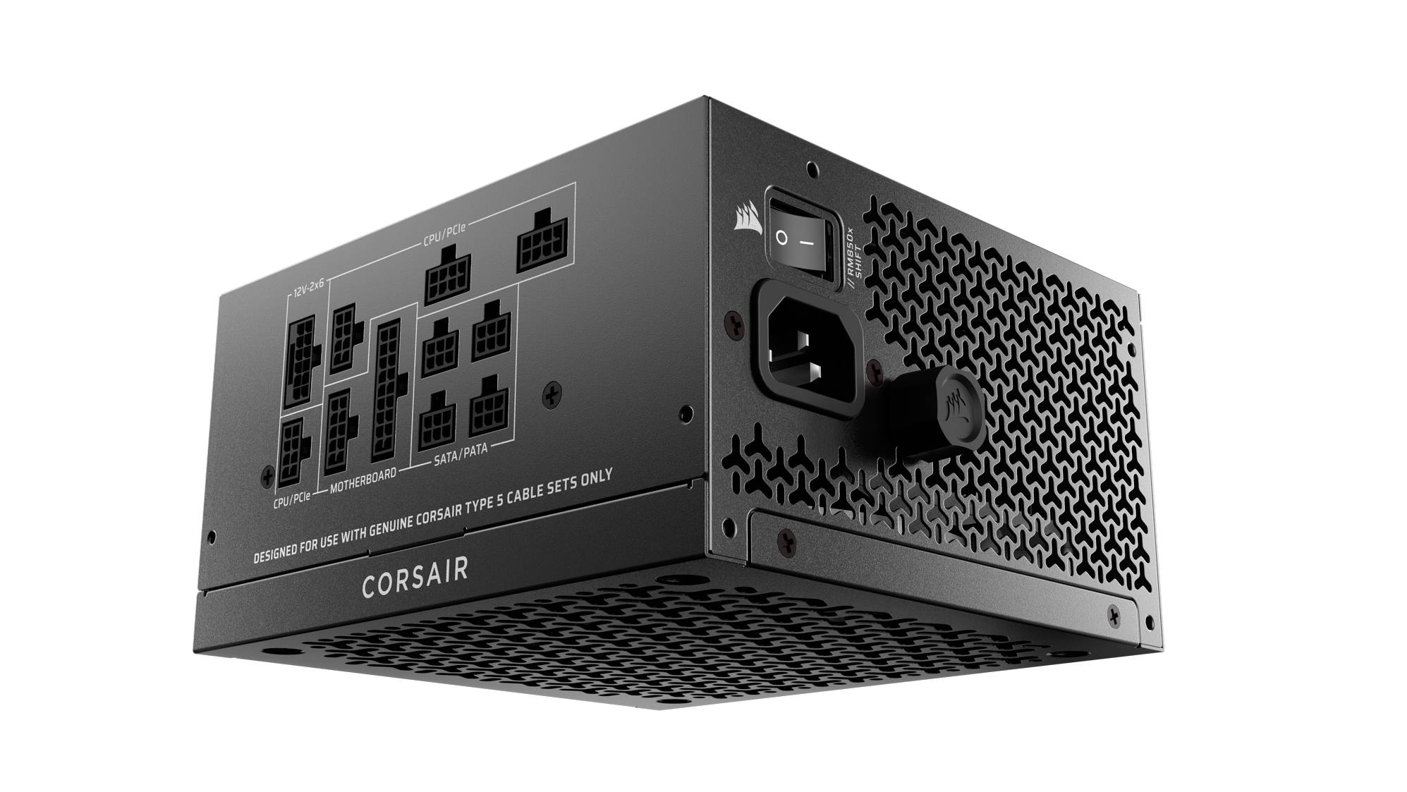 Napájecí zdroj Corsair s modulárními kabelovými porty, síťovým vypínačem a chladicím ventilátorem. Je viditelné firemní logo „CORSAIR".
