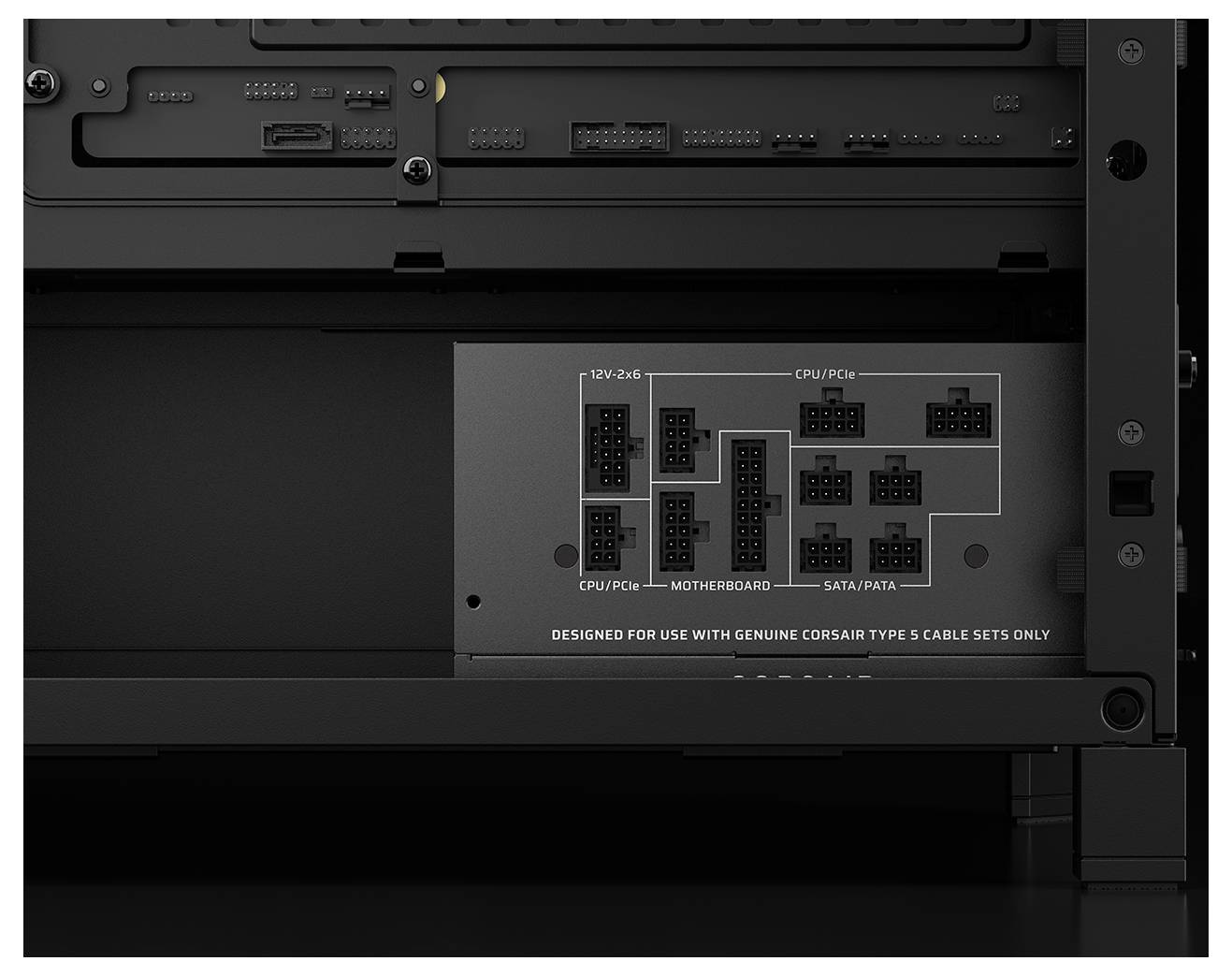 Obrázek zobrazuje černou napájecí jednotku (power supply unit) od společnosti Corsair s označenými porty pro kabely '12VHPWR', 'CPU/PCIe' a 'Motherboard'.