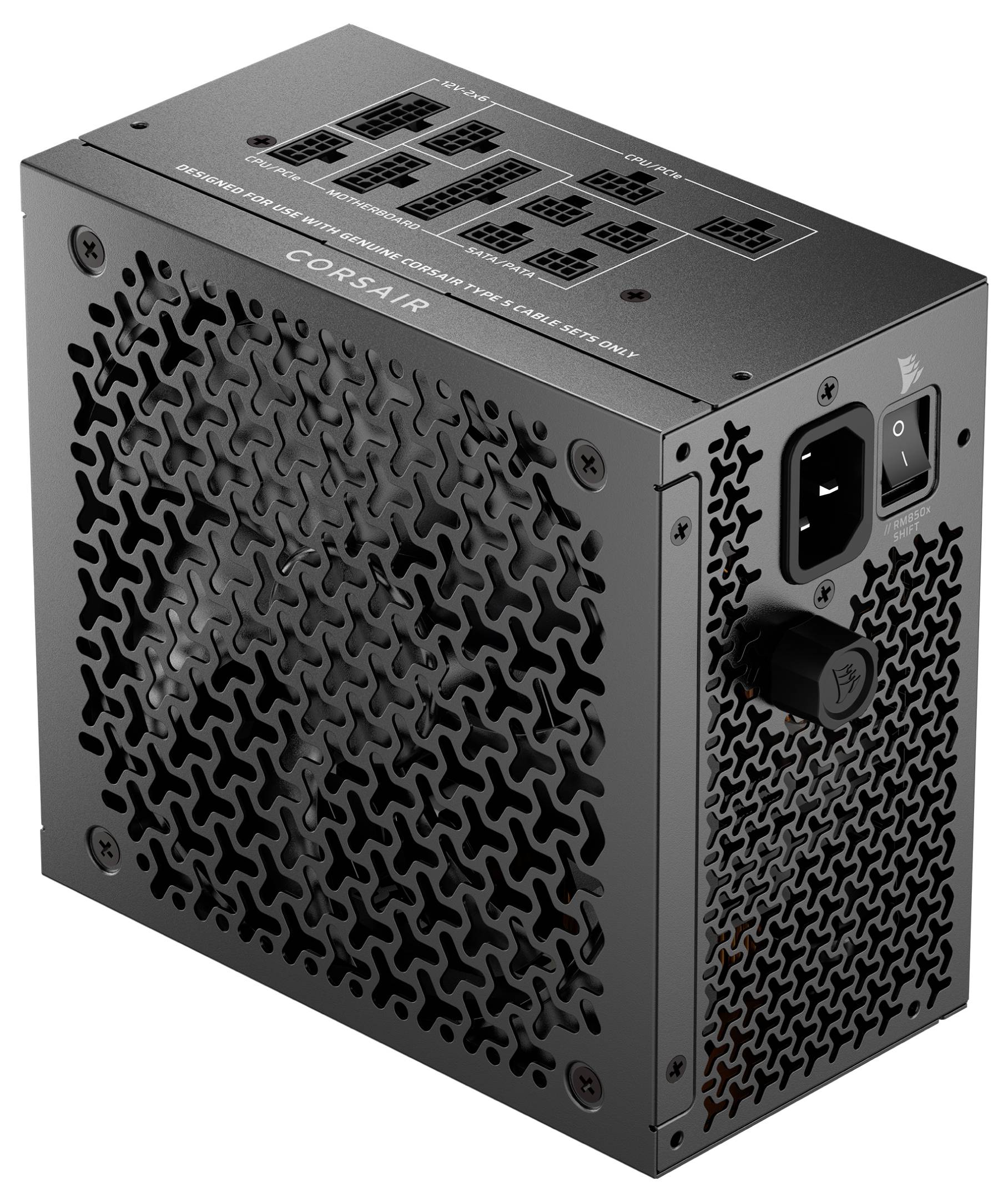Černá napájecí jednotka Corsair s větraným designem, různými připojovacími porty označenými nahoře a vypínačem napájení a zásuvkou pro připojení.