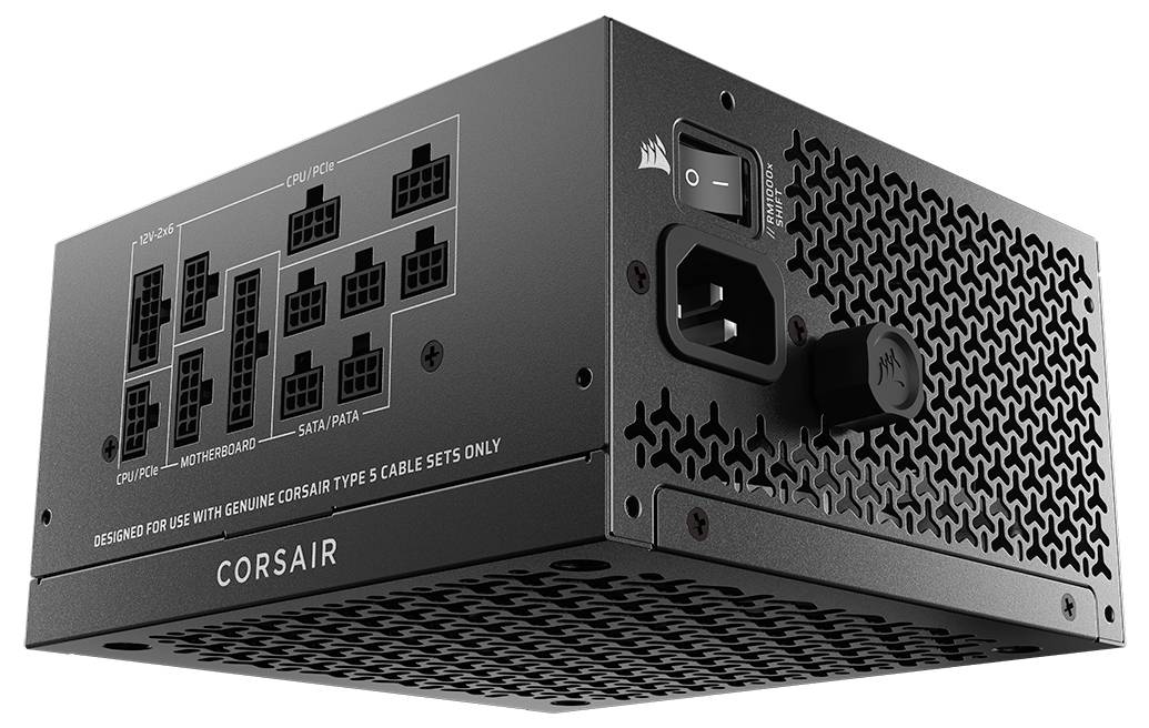 Napájecí zdroj Corsair s několika konektorovými porty, vypínačem a ventilační mřížkou. Používaný pro konfigurace počítačového hardwaru.