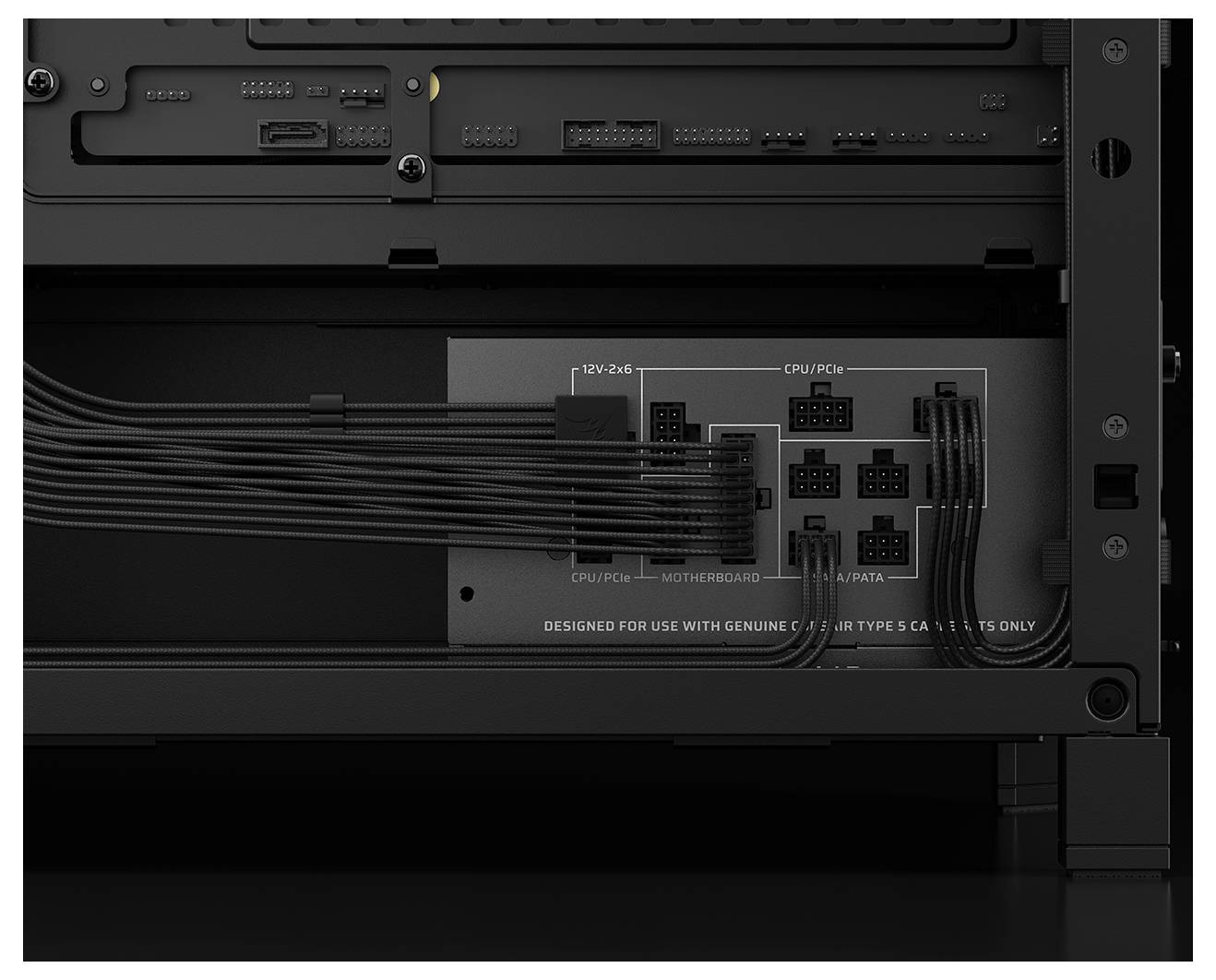 Napájecí zdroj s označenými kabelovými přípoji pro 'CPU/PCIE', 'Základní desku' a 'Periferie'. Kabely jsou pečlivě uspořádány.