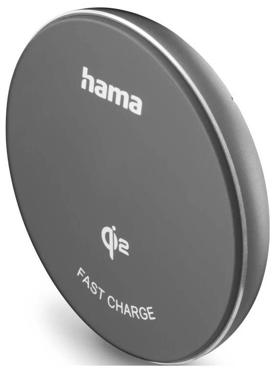 Kulatá, šedá bezdrátová nabíječka označená štítkem 'hama' s nápisy 'QI2' a 'FAST CHARGE' na povrchu, pohled z mírného úhlu.