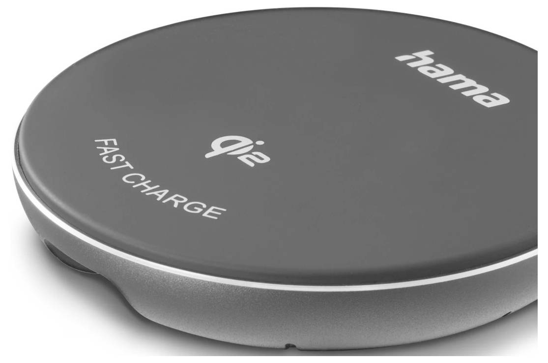 Šedý kruhový bezdrátový nabíjecí podložka s nápisy "FAST CHARGE" a "hama" na svém povrchu.