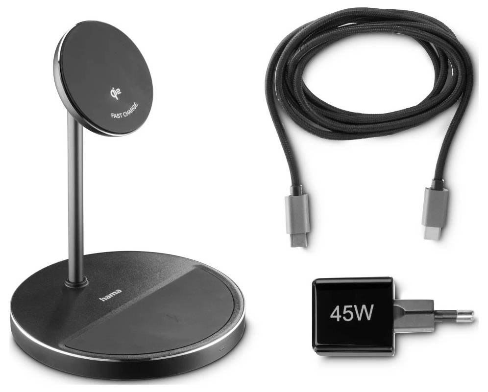 Bezdrátový nabíjecí stojan s kruhovým základem, nabíjecí kabel s konektory USB-C a 45W napájecí adaptér jsou vystaveny.