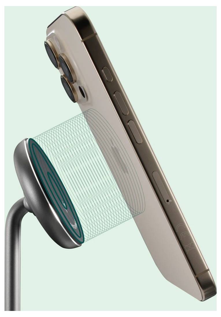 Telefon na stojánku s magnetickou přípojkou, ilustrující, jak se bezpečně připojuje.