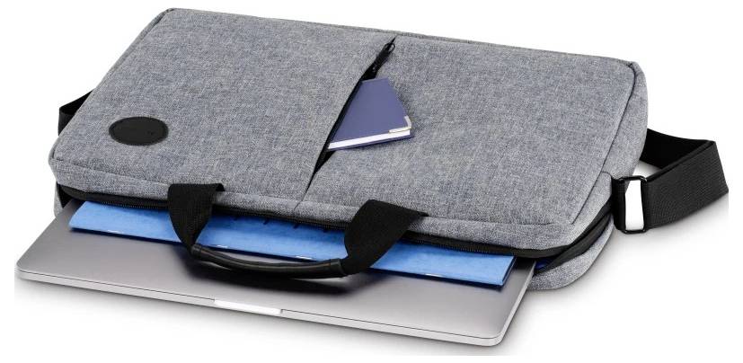 Šedá taška na notebook s přední kapsou, ve které jsou částečně viditelné cestovní pas a modrá složka. Taška je otevřená a uvnitř je vidět notebook.