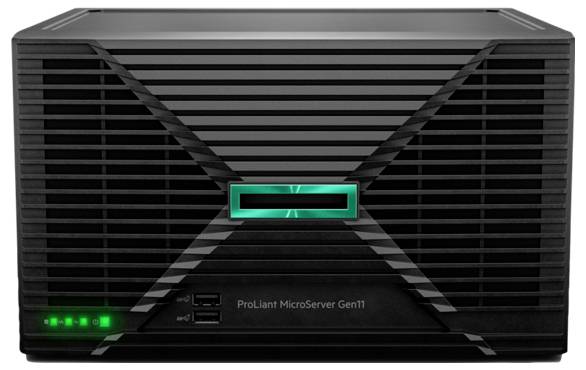 Pohled zepředu na ProLiant MicroServer Gen11 odhaluje elegantní černý design s horizontálními větrací mřížkami, LED indikátory a USB porty.