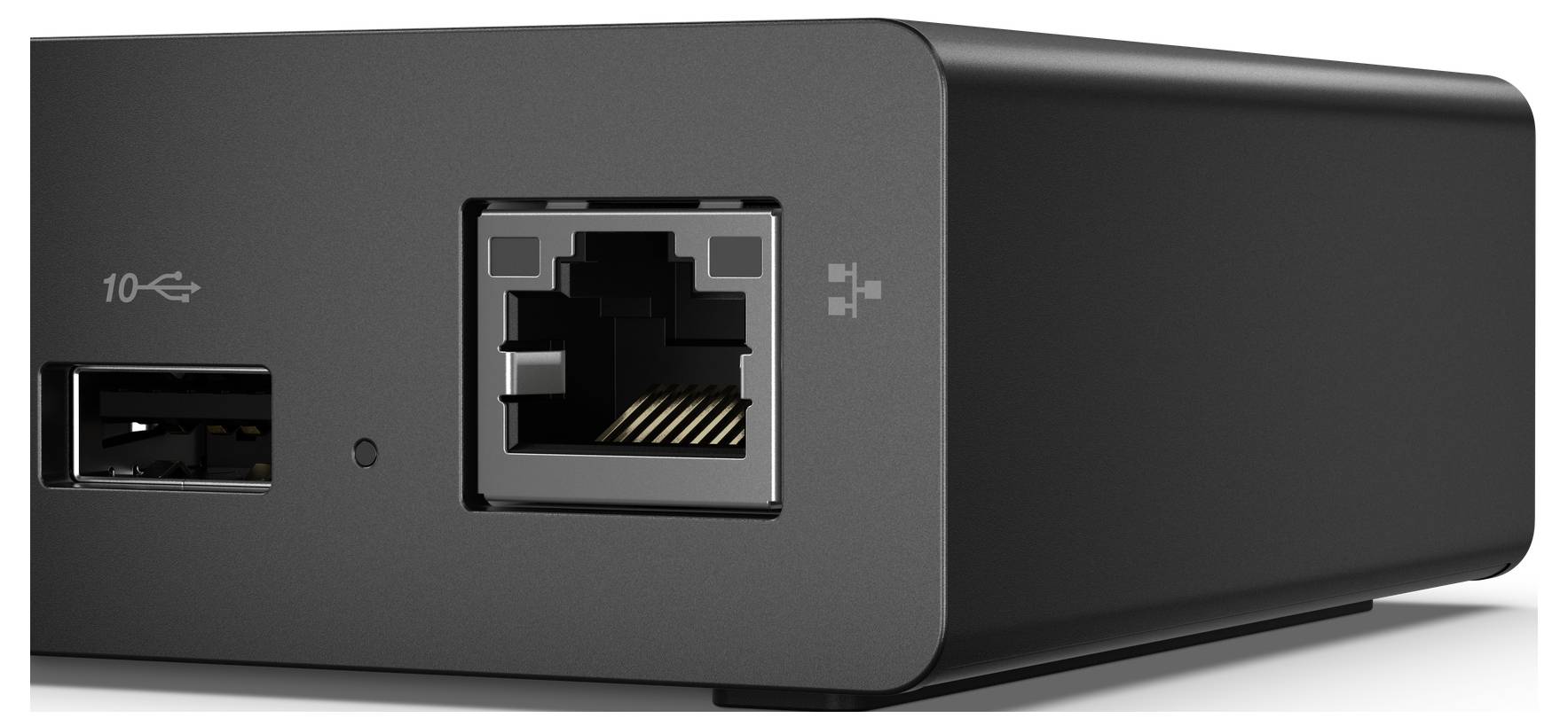 Detailní pohled na černý elektronický přístroj zobrazující USB port a ethernetový port, což naznačuje možnosti připojení.