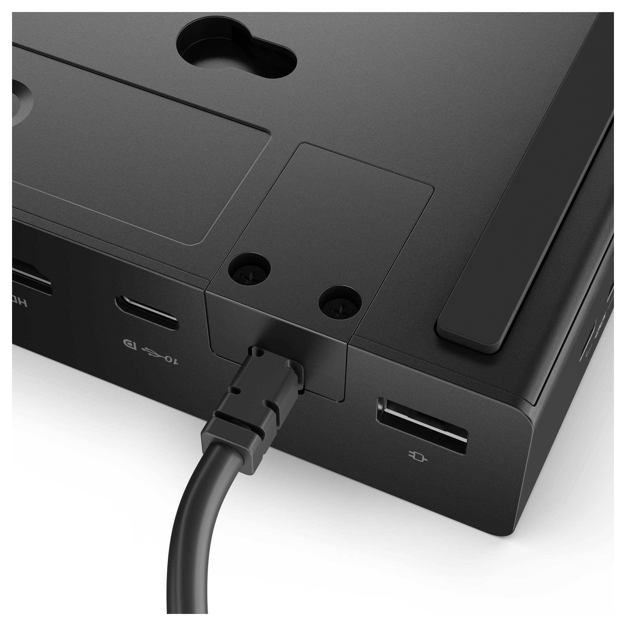 Detail černého elektronického zařízení zblízka, který zobrazuje několik portů, včetně USB a HDMI, s kabelem zapojeným do jednoho portu.