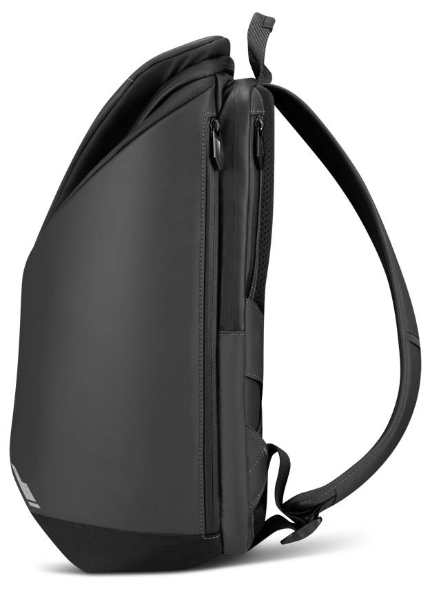 Elegantní černý batoh s moderním, minimalistickým designem je zobrazen z bočního pohledu, který zvýrazňuje jeho štíhlý profil a zaoblený vrchní okraj.
