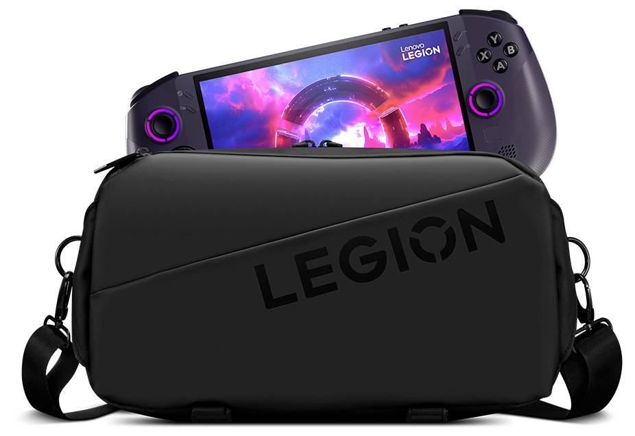 Ruční herní zařízení zobrazující živou digitální krajinu, částečně zakryté černým pouzdrem s nápisem 'LEGION'.