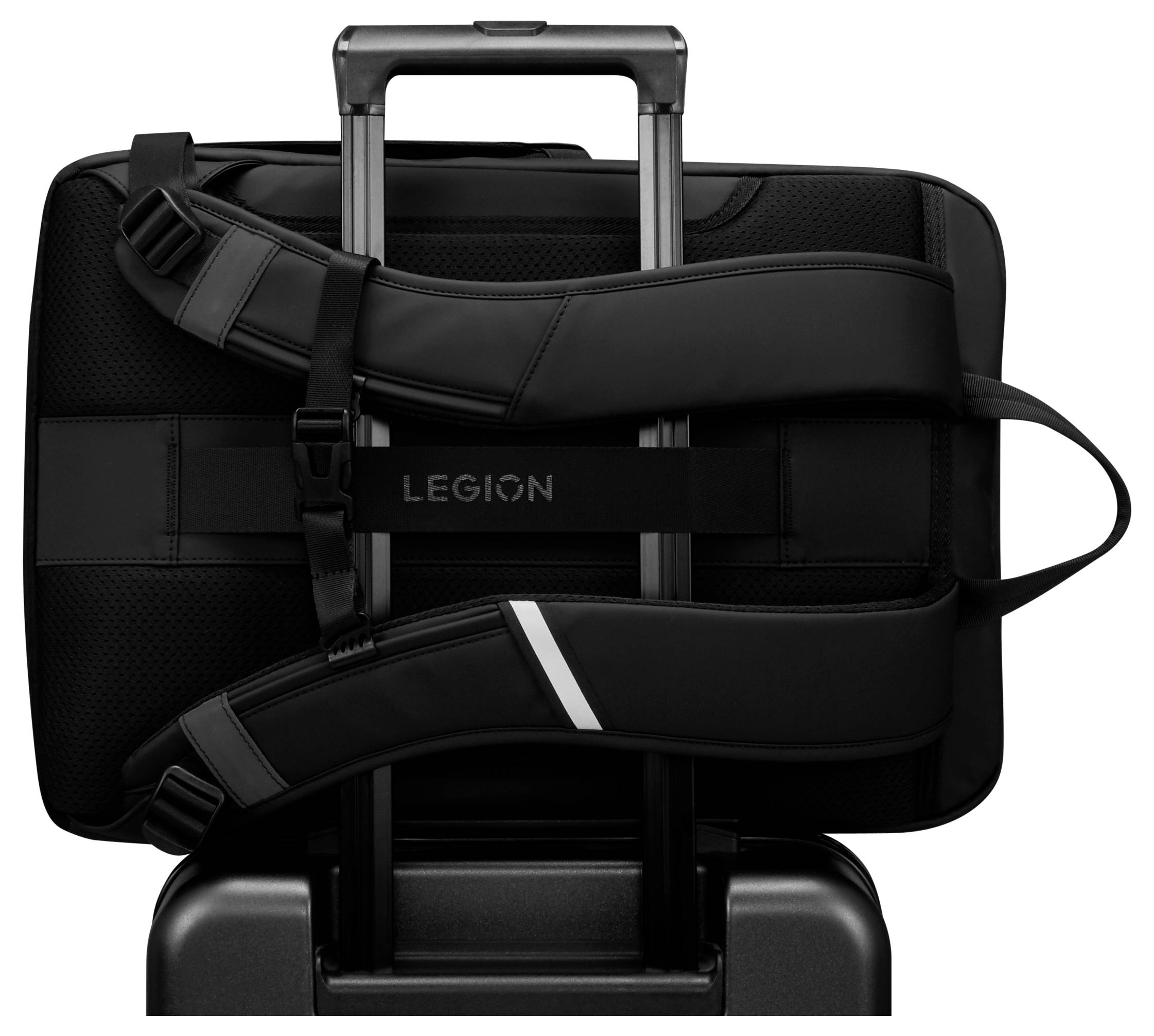 Batoh s textem 'Legion' je bezpečně připevněn k rukojeti kufru a ukazuje pohodlnou cestovní přenositelnost.