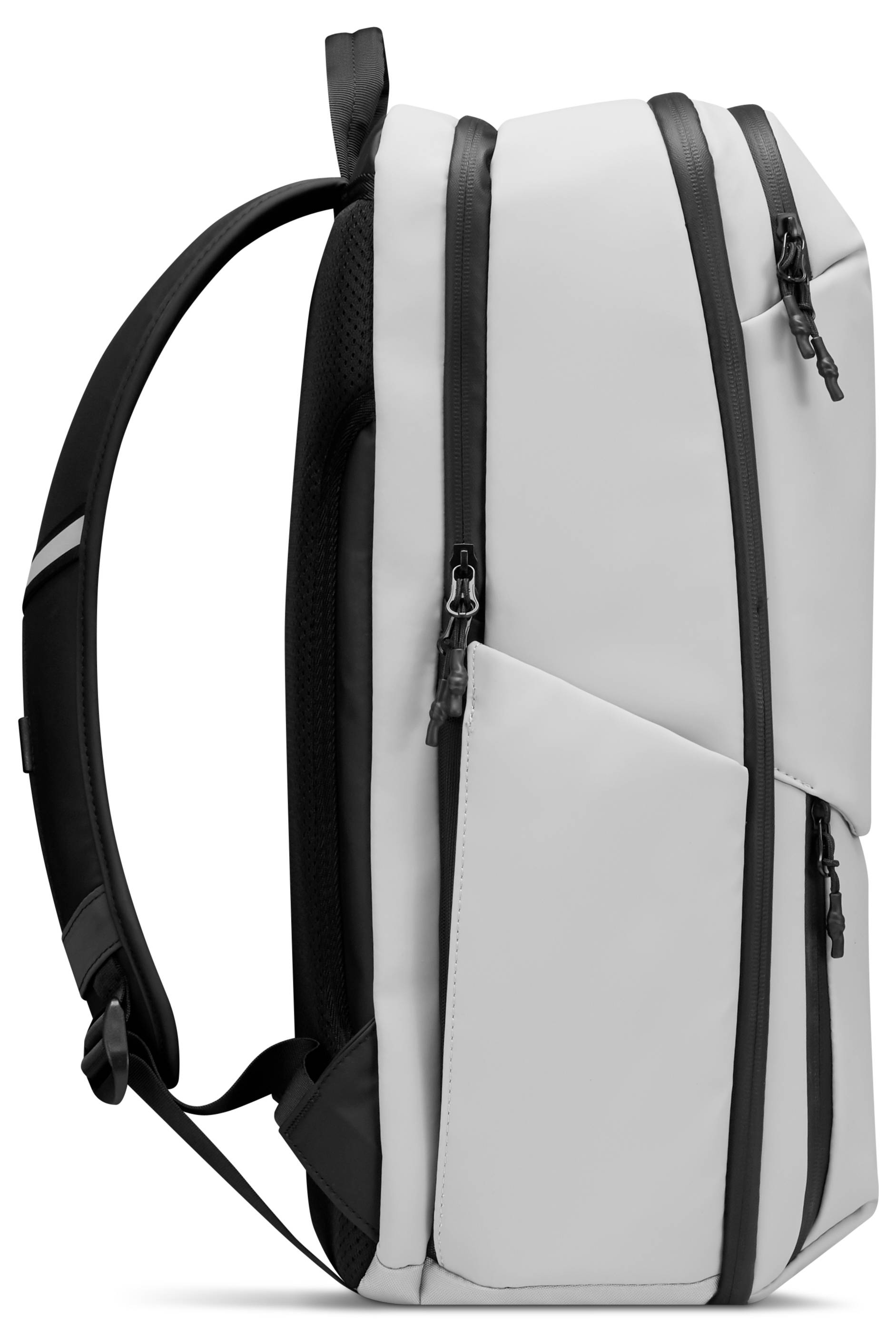 Elegantní, moderní batoh s minimalistickým designem v bílé barvě, který má několik zipových oddílů a nastavitelné černé popruhy.