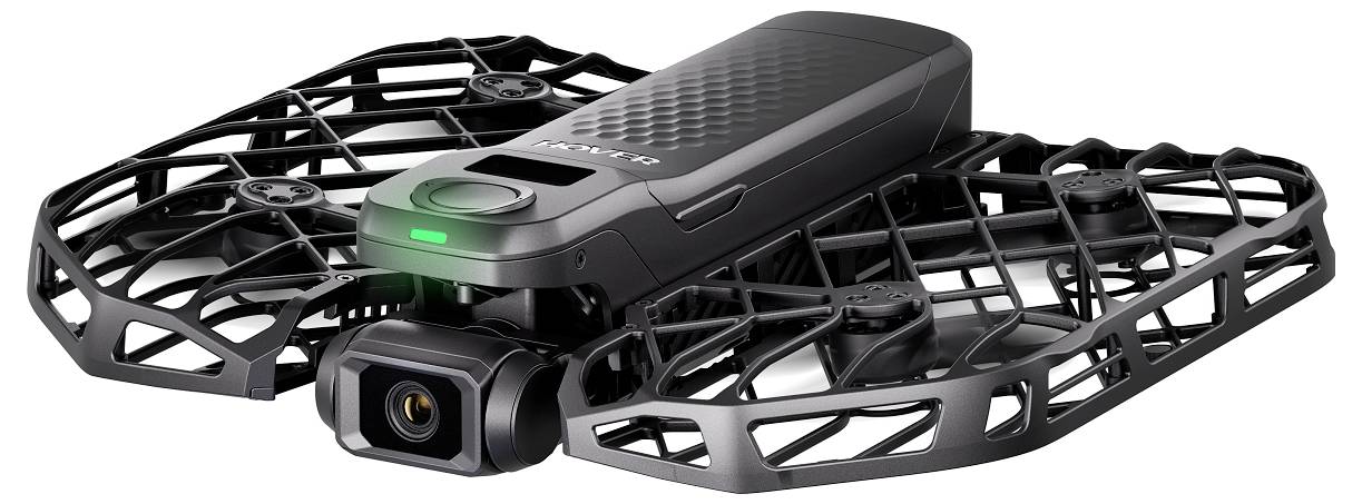 Černý, kompaktní dron s ochrannými kryty vrtulí a přední kamerou připravený pro leteckou fotografii.