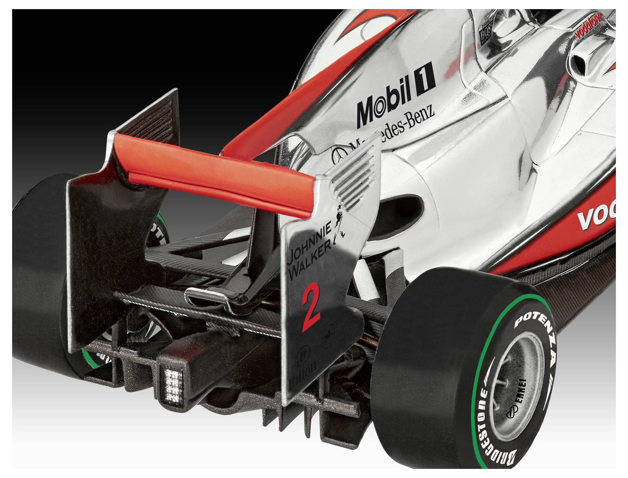 Zadní pohled na vůz Formule 1, zobrazující reklamní loga jako Mobil 1 a Mercedes-Benz, s číslem 2 na zadním křídle.