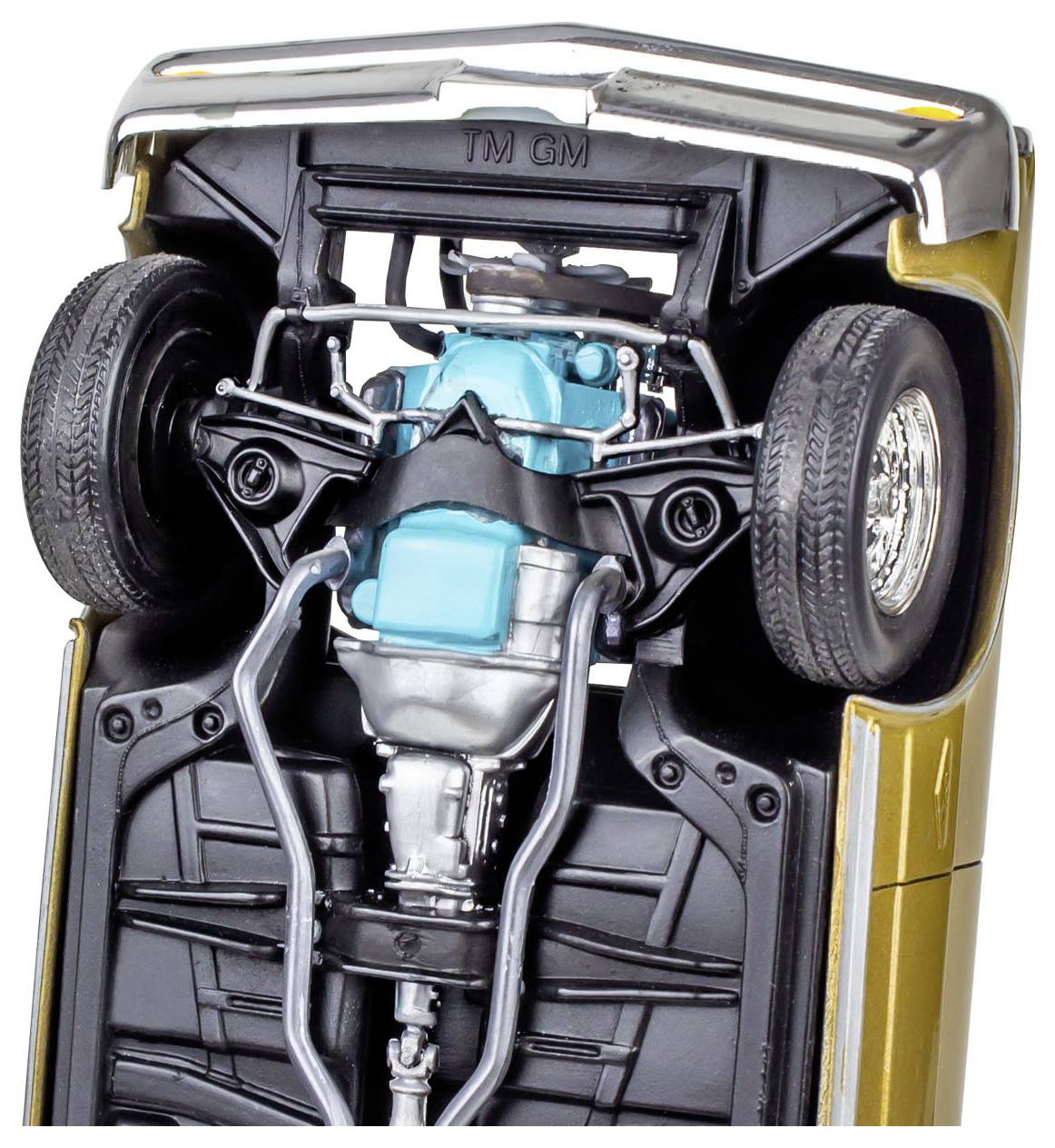 Spodní strana modelového automobilu zobrazující detailní komponenty zavěšení, výfukového systému a hnacího ústrojí.