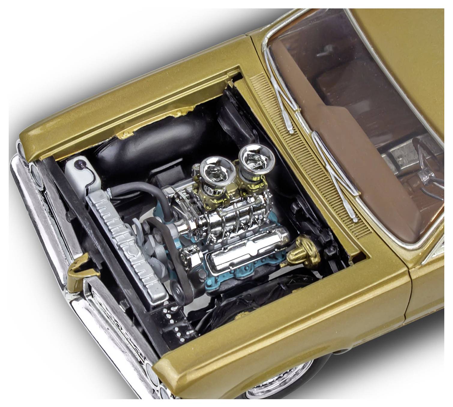 Detailní model automobilového motoru umístěný uvnitř zlaté barvy vozu, zobrazující různé komponenty motoru, jako jsou chladič a řemeny.
