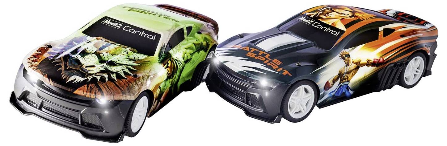 Dvě hračkářské závodní autíčka s živými designovými motivy; levé má zelené provedení s drčkovým motivem, pravé je černé s grafikou samuraje.