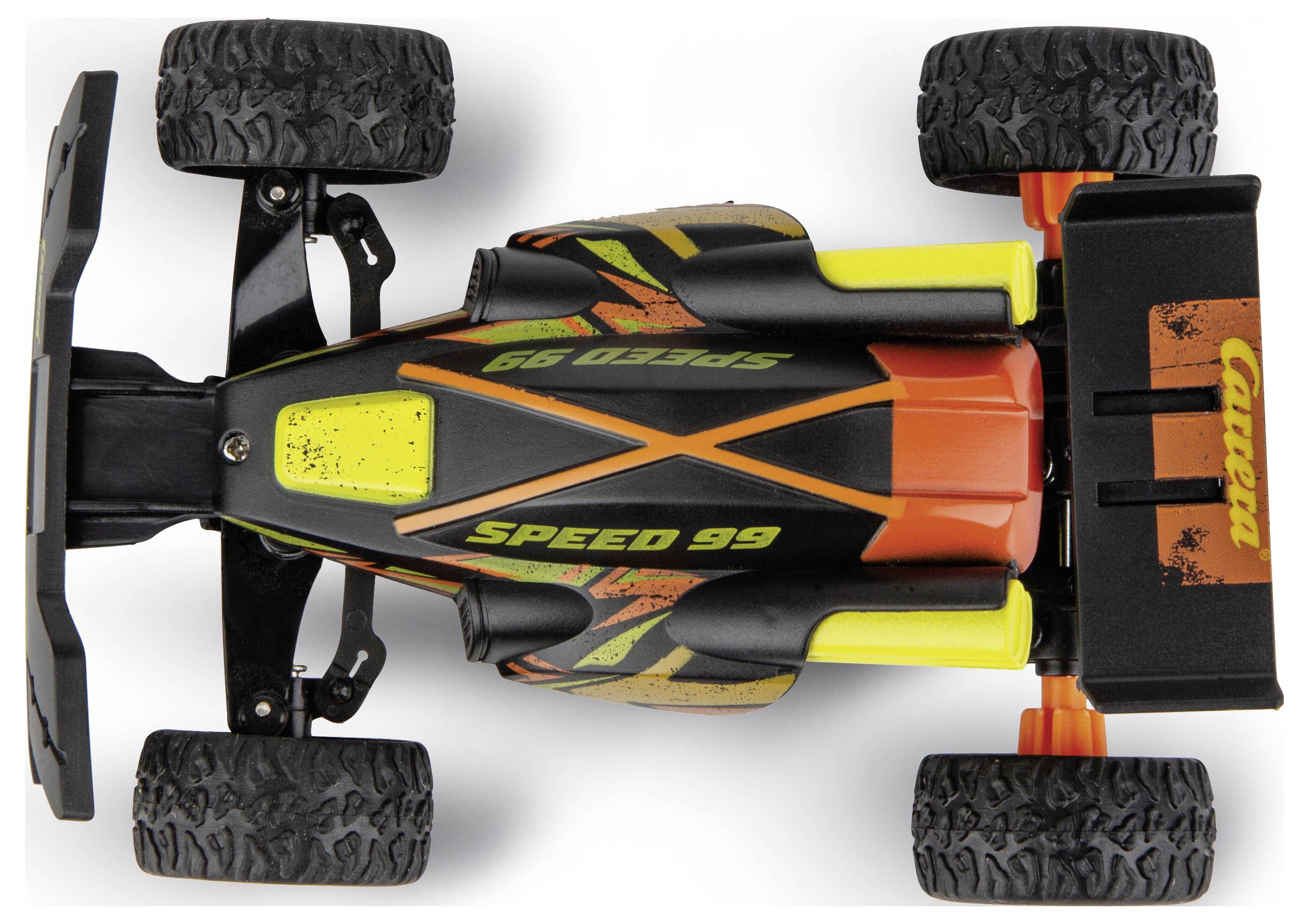 Pohled shora na černou a oranžovou hračkářskou závodní autíčko s textem 'Speed 99' na karoserii, vybavené velkými hrubými pneumatikami a výrazným zadním křídlem.