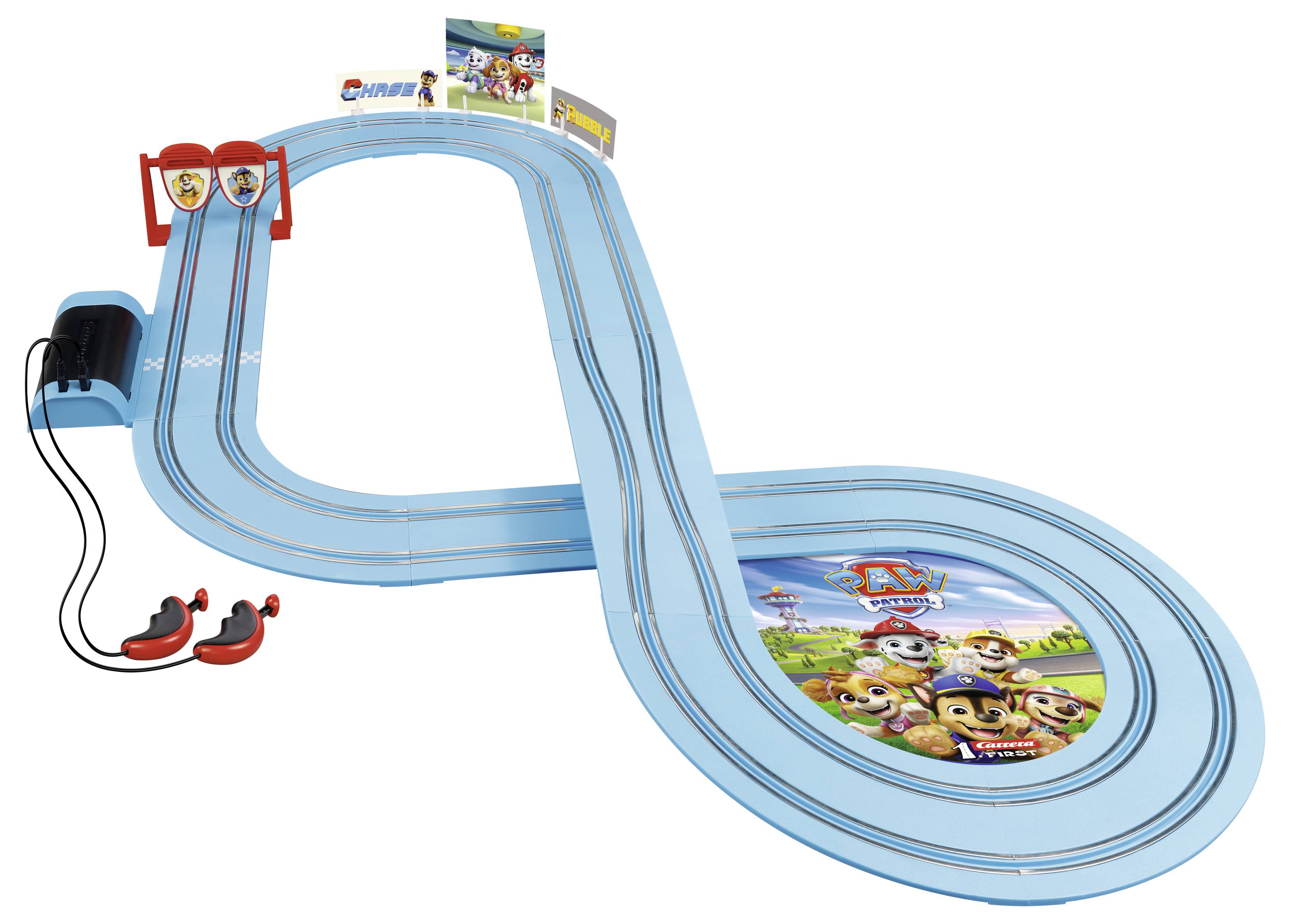 Modrá hračkářská závodní dráha s motivem 'PAW Patrol', na které jsou zobrazeny obrázky postav. Jsou zde viditelné dva červené ovladače a startovní čára.