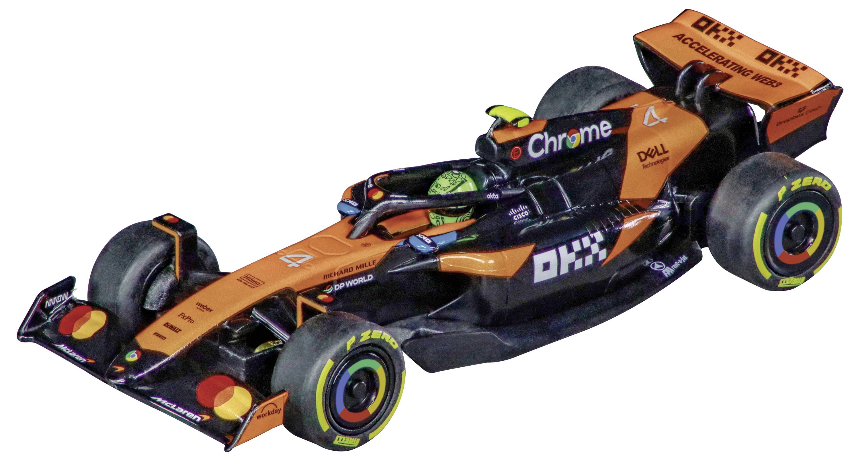 Monopost Formule 1 s oranžovo-černým lakem, zobrazující loga různých sponzorů, umístěný na neutrálním pozadí.