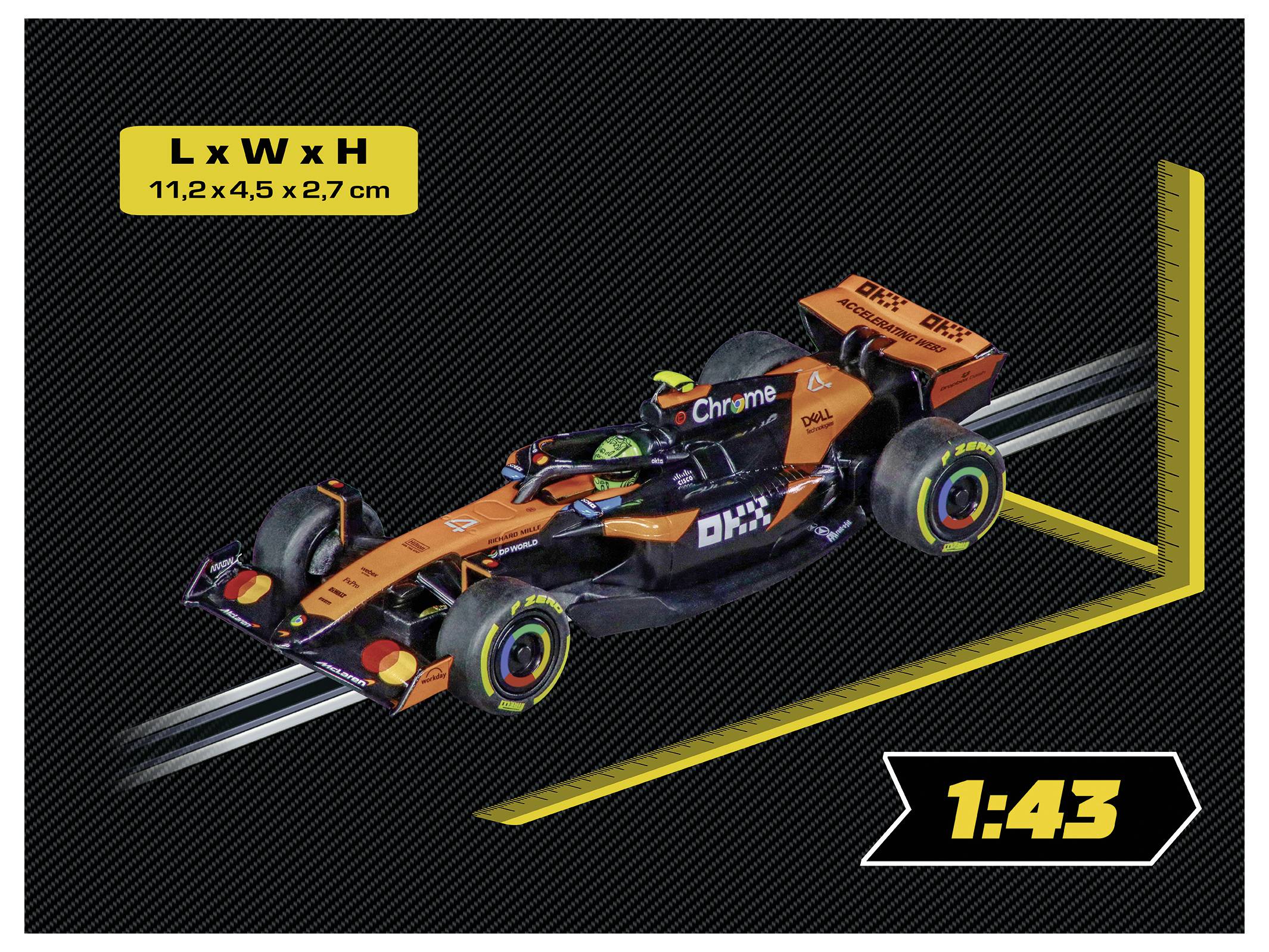Oranžový a černý model formule 1 s rozměry 11,2 x 4,5 x 2,7 cm. Zobrazeno v měřítku 1:43. Diagonální pozadí s linkami.