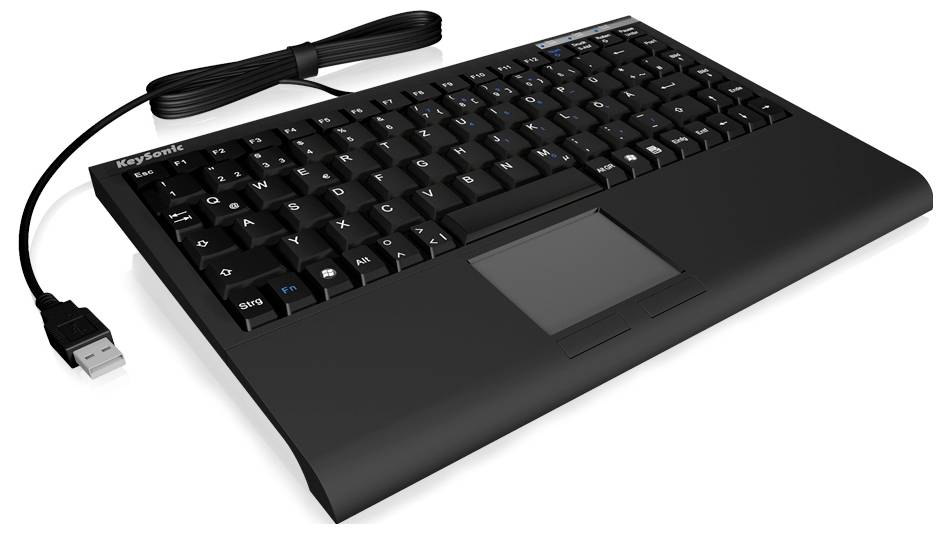 Kompaktní černá klávesnice s integrovaným touchpadem, připojená pomocí USB kabelu.