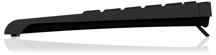 Boční pohled na černou počítačovou klávesnici ukazující její mírný náklon a vyvýšené klávesy, což naznačuje ergonomický design pro psaní.