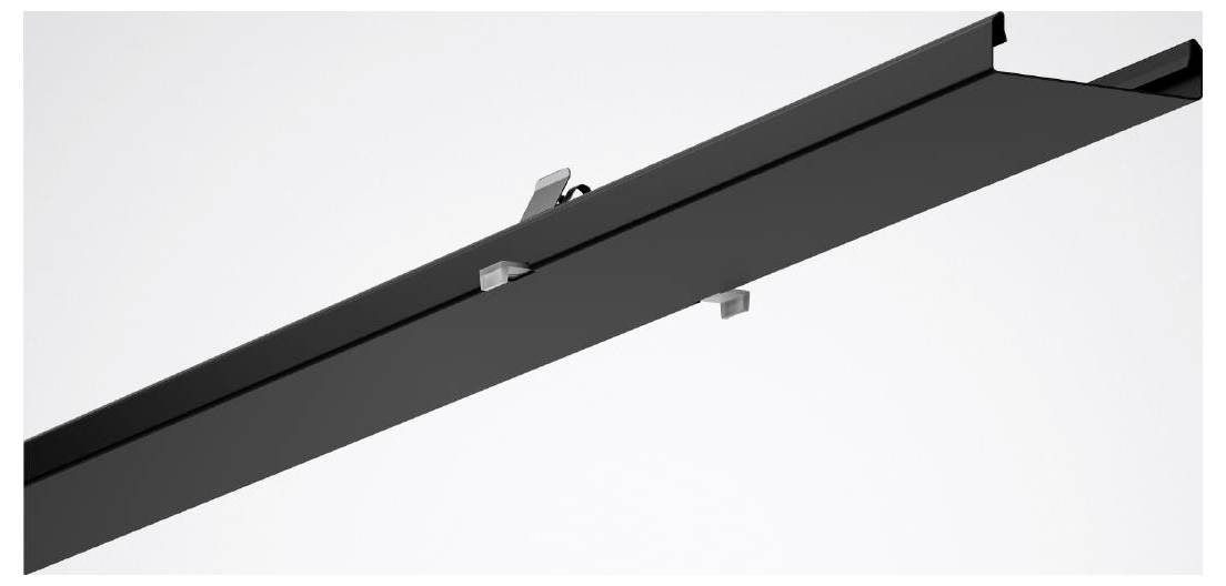 Čirý, U-shaped plastový kanálový kus pravděpodobně používaný pro konstrukční nebo ochranné účely ve stavebnictví nebo montáži.